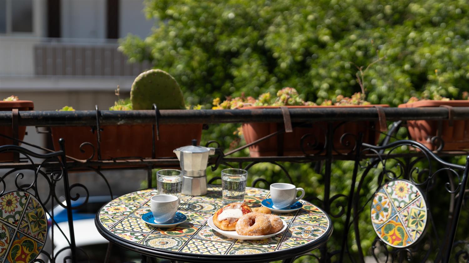 Caffè e dolci su un tavolo in balcone a Isola delle Femmine, Sicilia