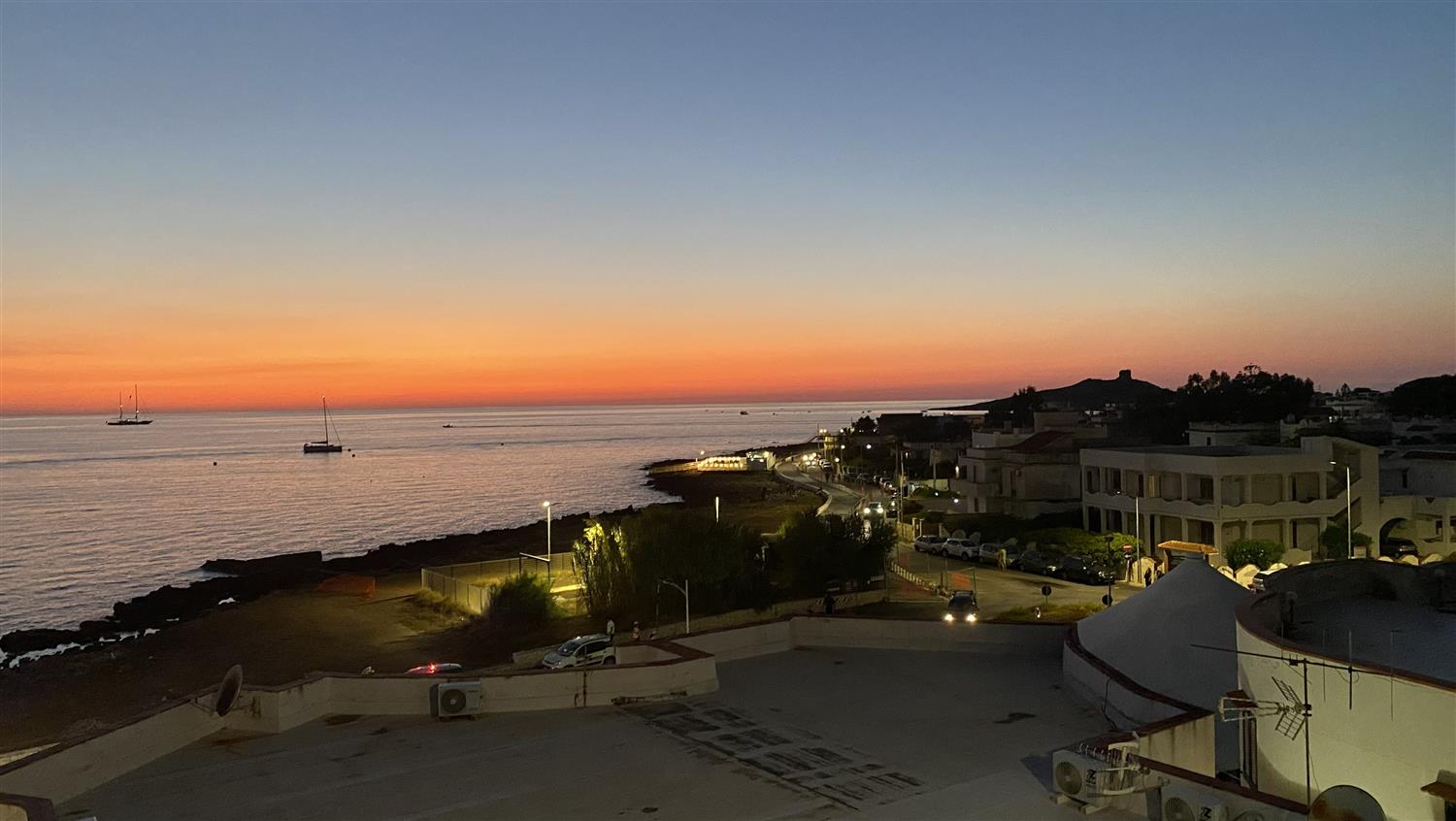Tramonto sul mare e sulla costa di Isola delle Femmine, Palermo, Sicilia