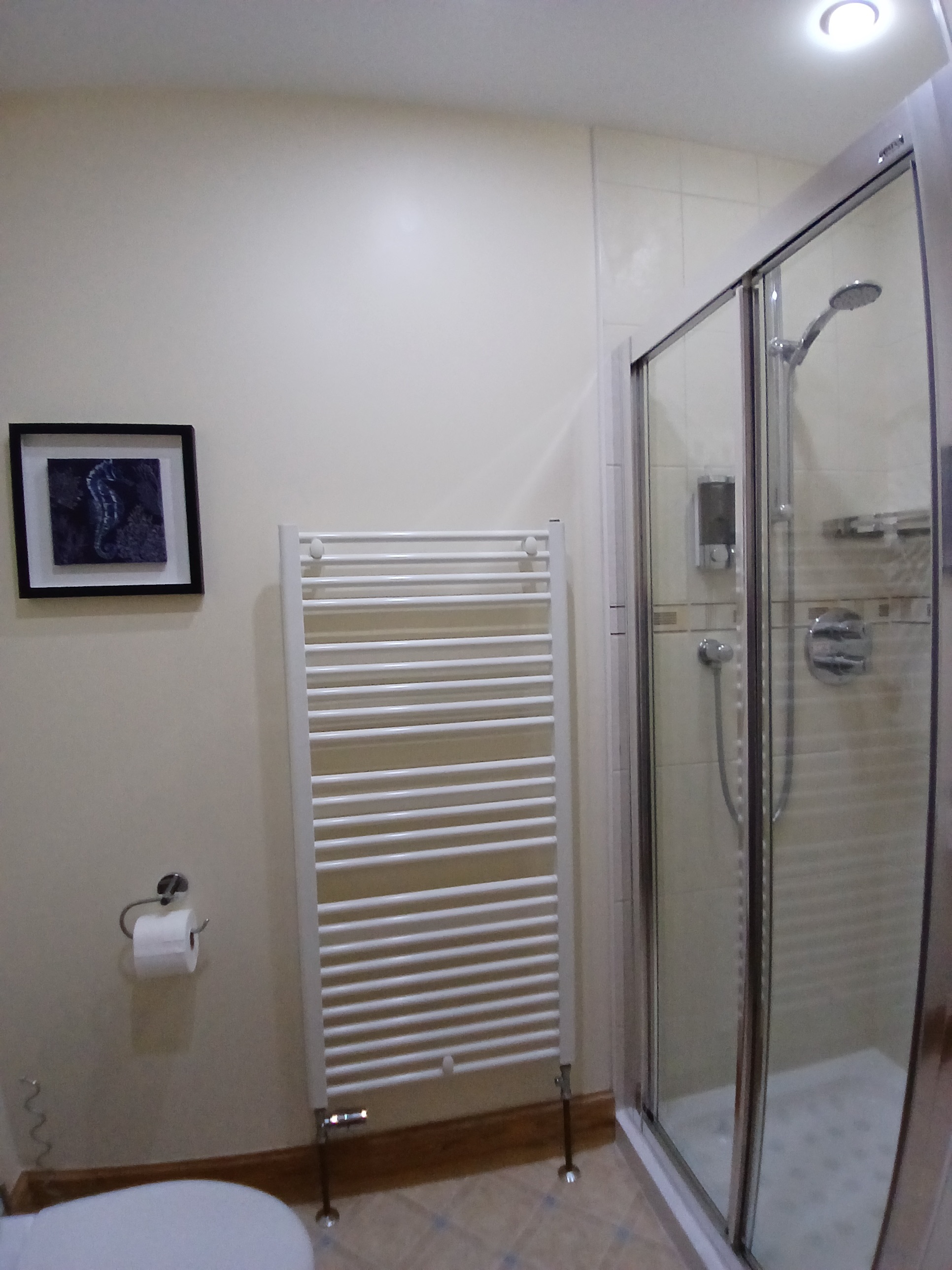 EN-SUITE BATHROOM 