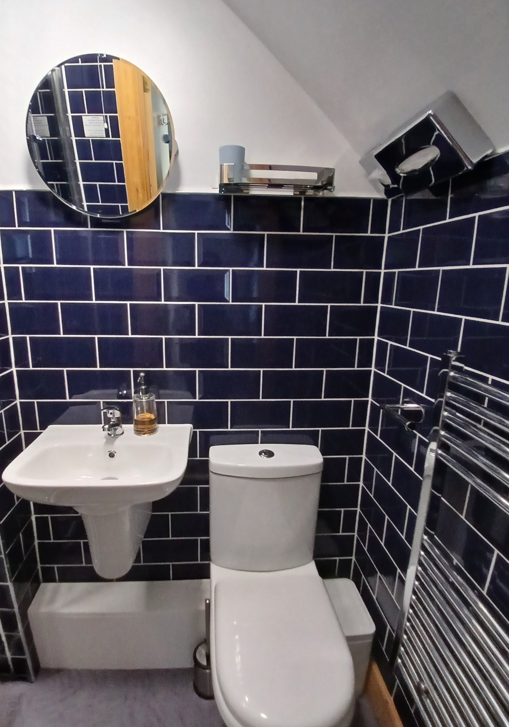 EN-SUITE BATHROOM