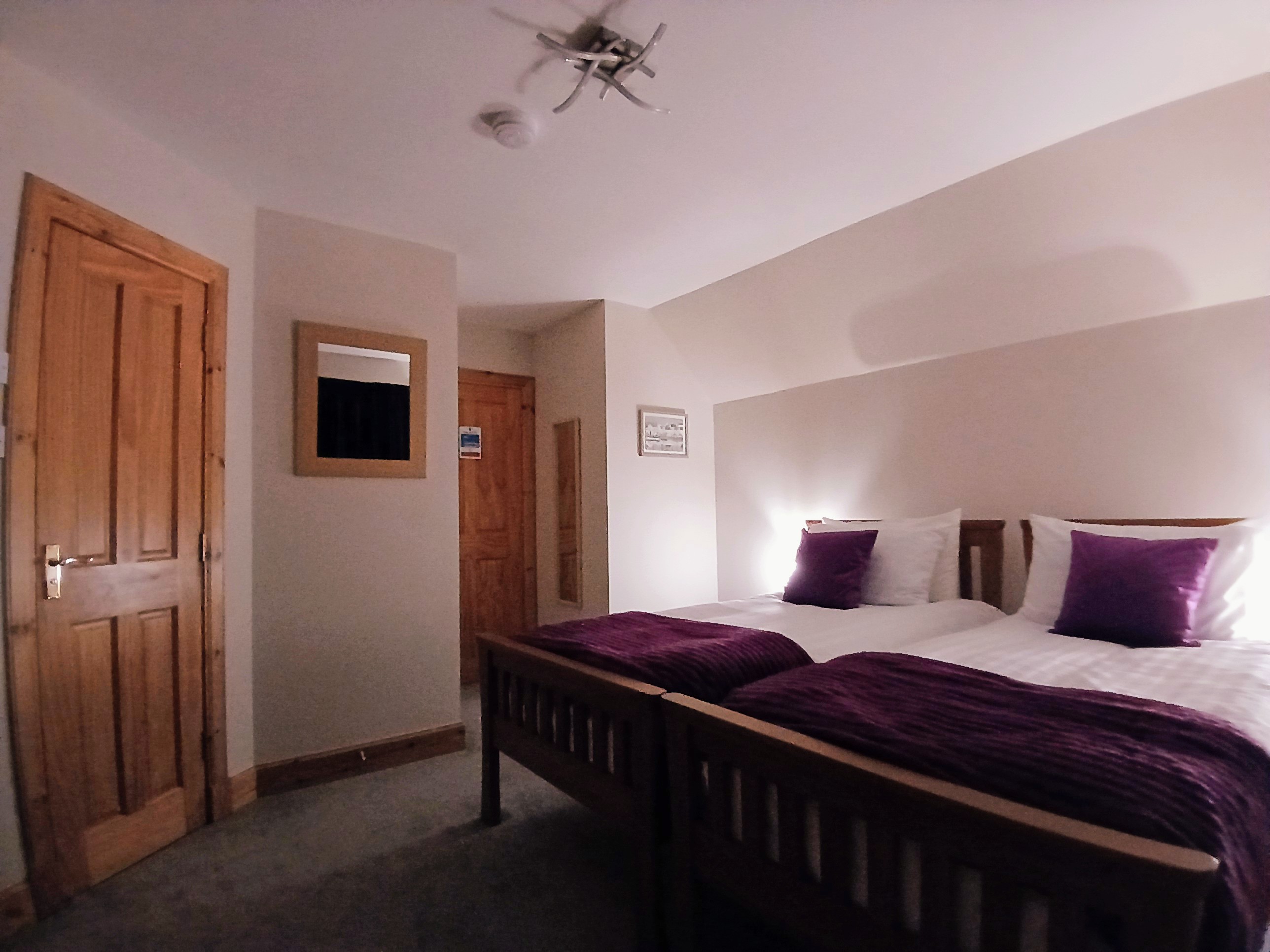 TWIN ROOM