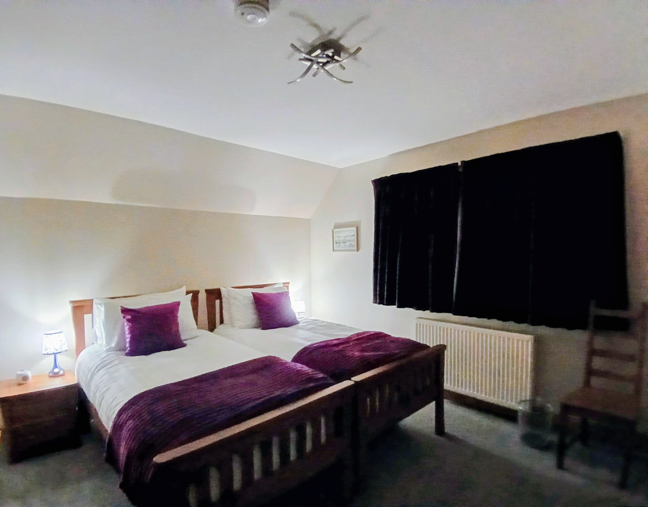 TWIN ROOM