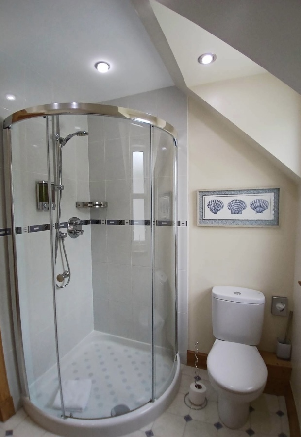 EN-SUITE BATHROOM 