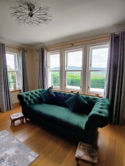 GUEST LOUNGE 