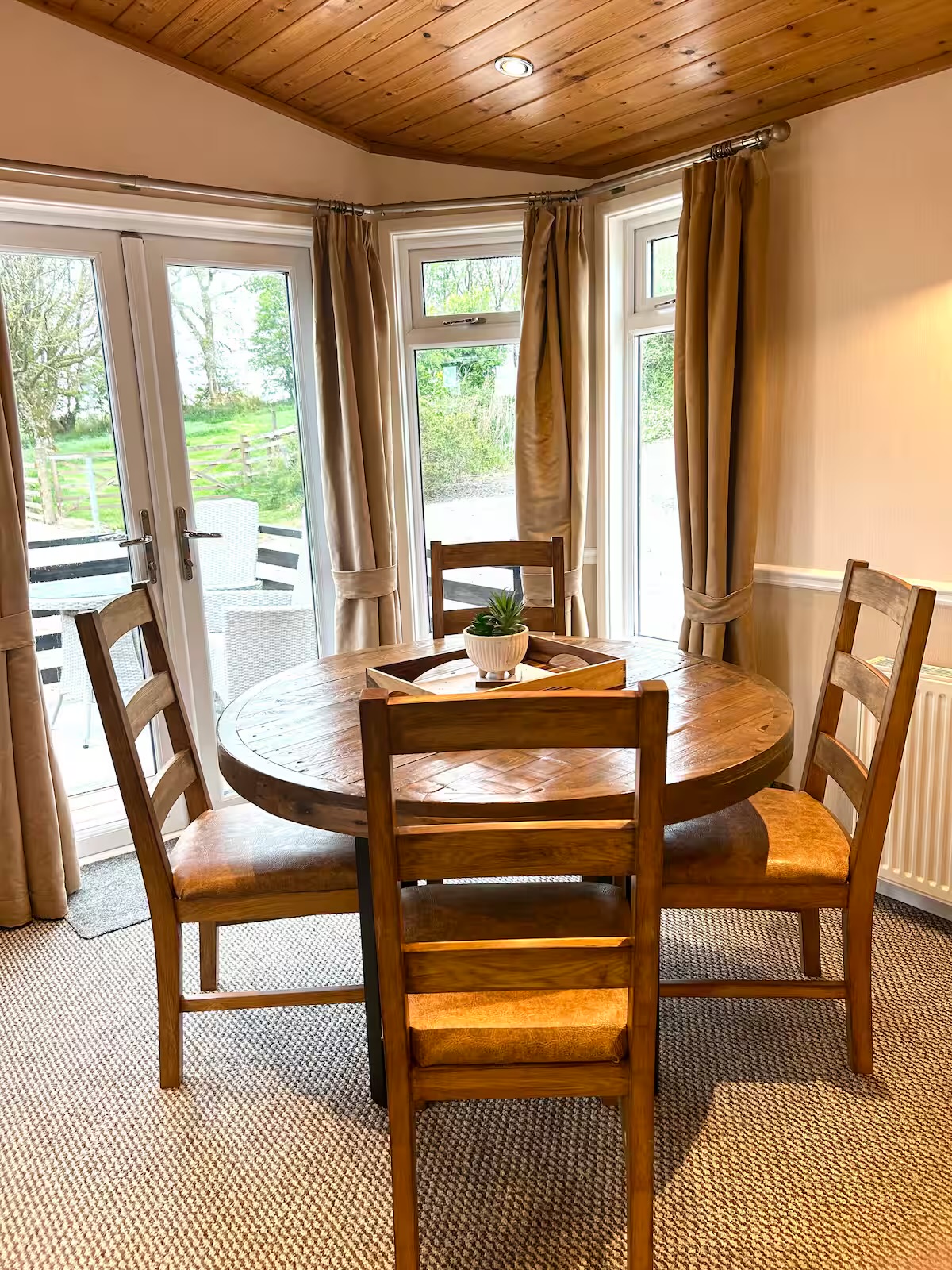 Dining area which comfortably seats 4.
