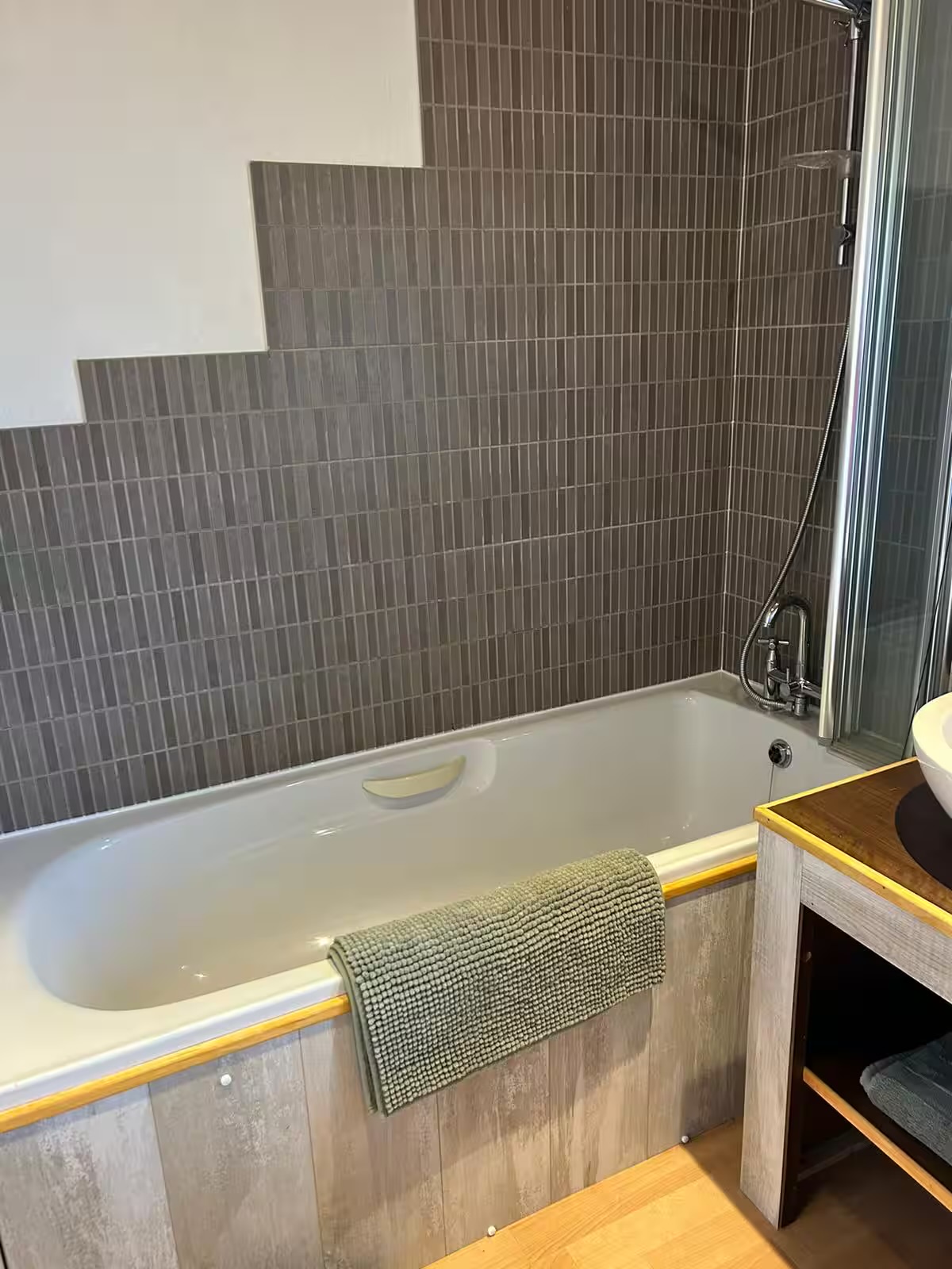 Main Bathroom - Bath with Shower
