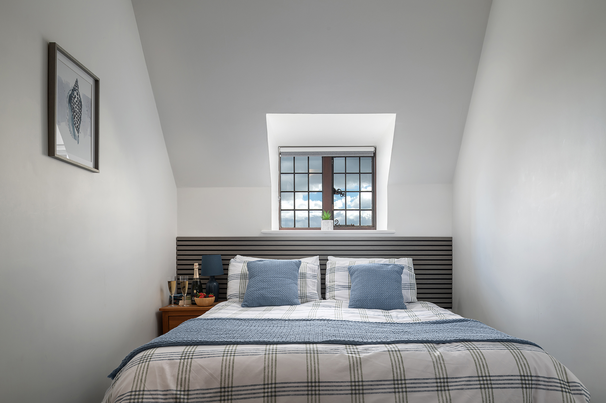Twin bedroom 1 - with bed made up as large double 