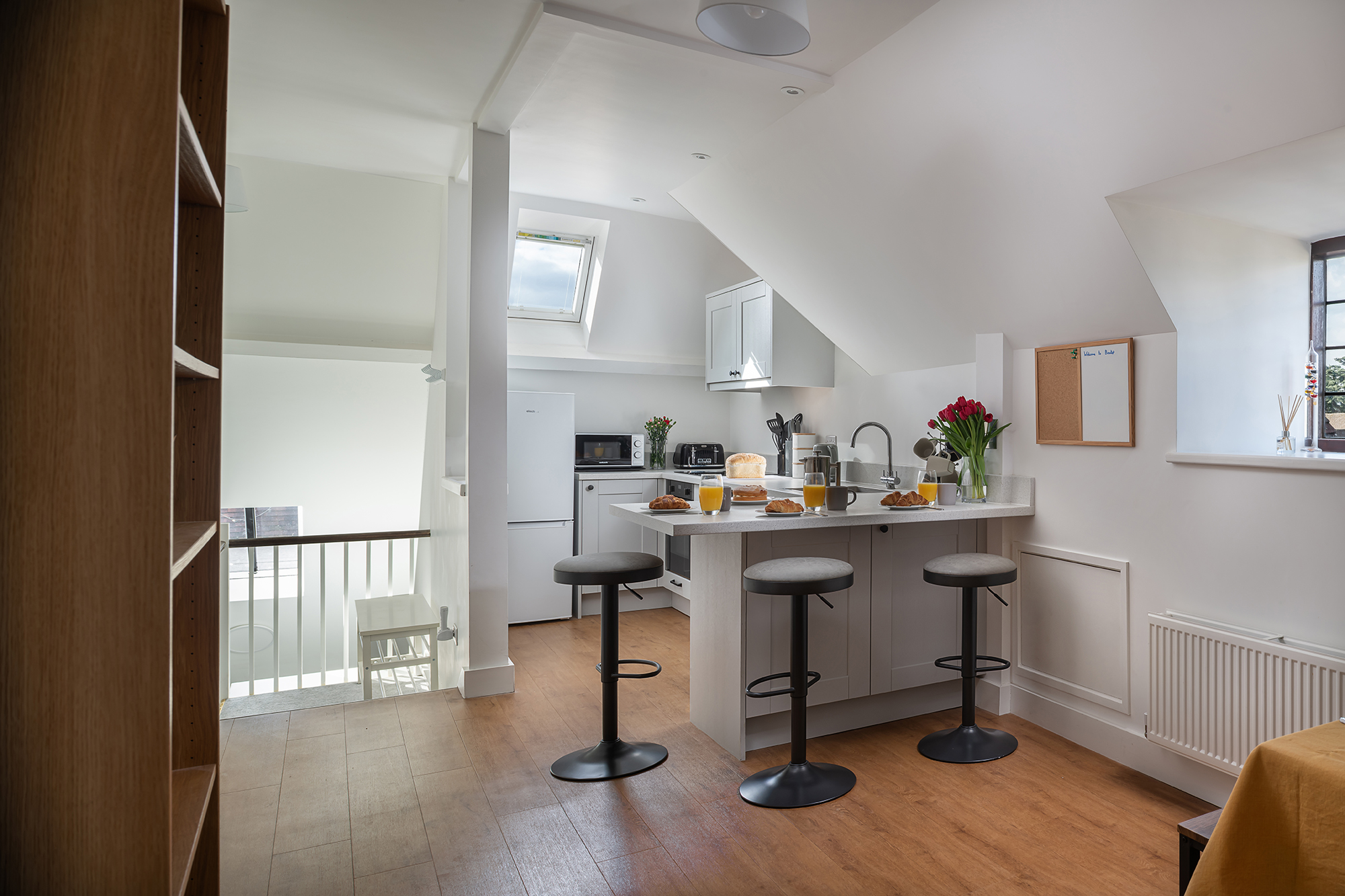 Kitchen and breakfast bar