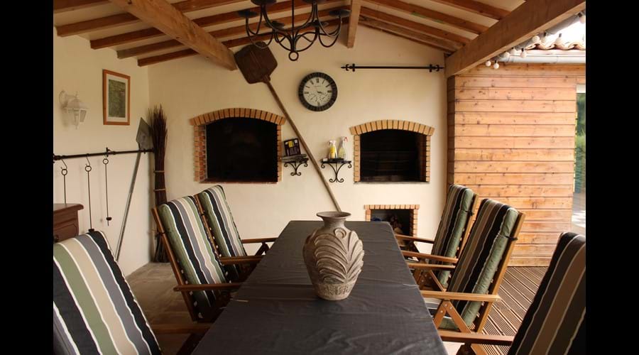 Outdoor Dining Area, BBQ and Bread Oven