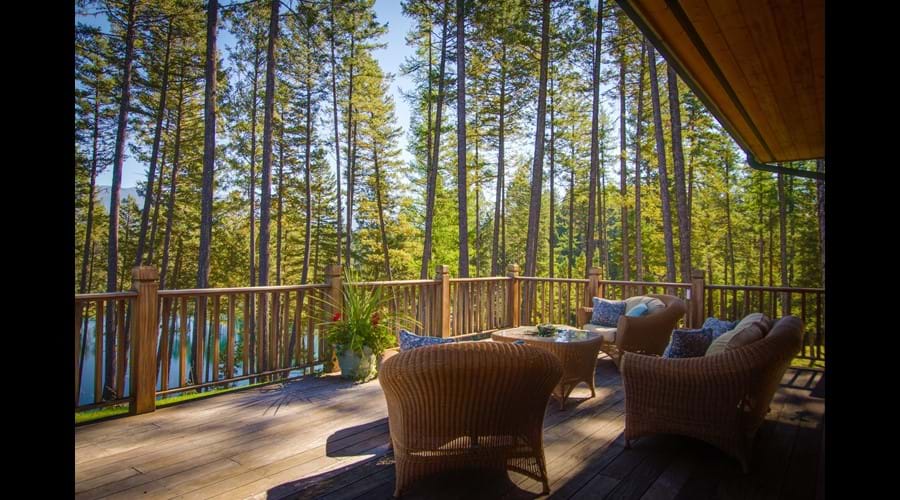 A spacious lake view deck to enjoy family gatherings
