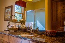 Full bath between 2 guest suites