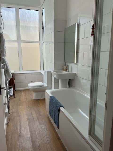 Bathroom (4 - Pebble)