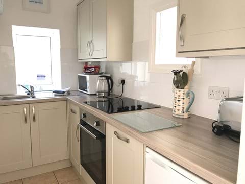 Kitchen (4 - Pebble)