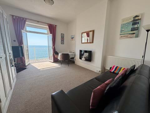 Lounge with sea views (5 - Waves)