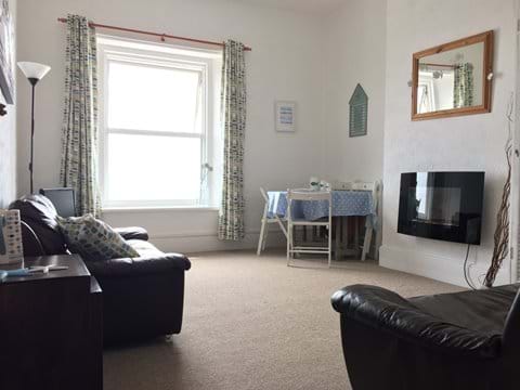 Sunny lounge with sea view (7 - Rockpool)