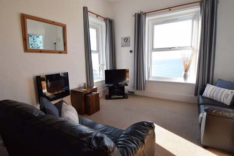 Lounge with dual aspect sea views (6 - Driftwood)