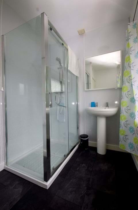 Image of Murmur Aeron shower room
